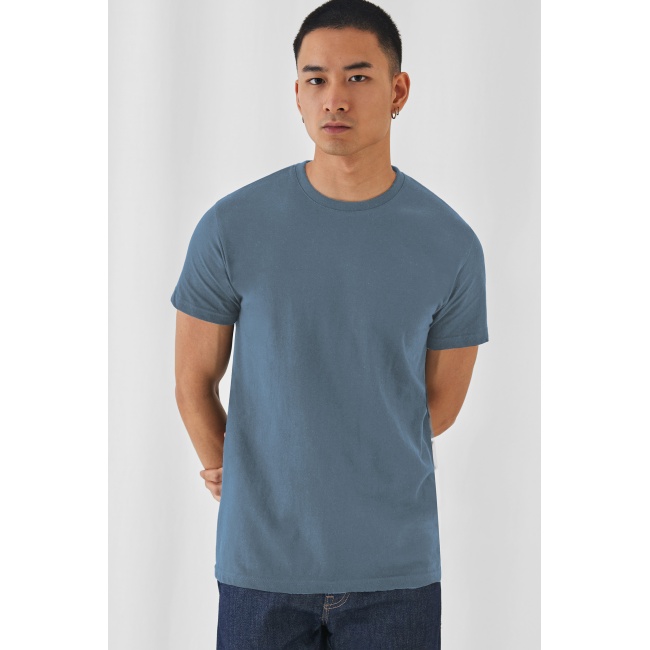 Mudel kivisinises (stone blue) T-särgis, eestvaade
